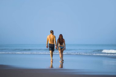 Genç mutlu ve güzel çift yaz tatilinin tadını çıkarıyor.