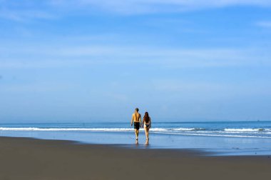 Genç mutlu ve güzel çift yaz tatilinin tadını çıkarıyor.