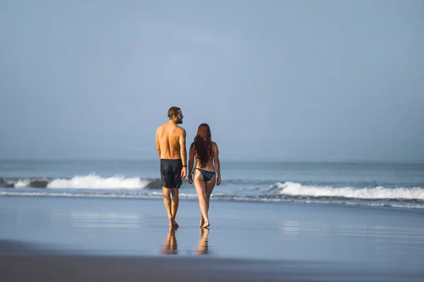 Young happy and beautiful couple enjoying Summer holidays travel — Stockfoto