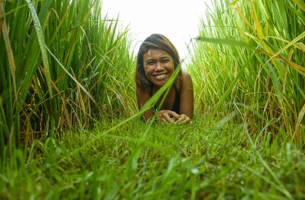 Endonezya genç mutlu ve egzotik adalı Asyalı kız doğal ve taze portre neşeli ve heyecanlı yeşil alanda pilav tatil zevk oynarken poz gülümseyerek — Stok fotoğraf