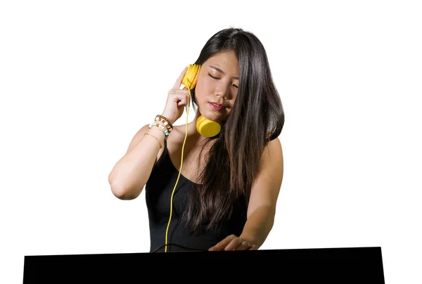 Młody piękny i atrakcyjny Azji koreański DJ kobieta remiksowanie muzyka w nocny klub noszenie słuchawki w clubbing party i DJ styl życia koncepcja odizolowane tło — Zdjęcie stockowe