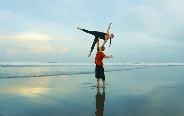 Güzel çöl plajda akroyoga dengesi ve meditasyon egzersiz yapıyor akrobatlar sağlıklı ve çekici uygun çift denge ve uyum poz pratik — Stok fotoğraf