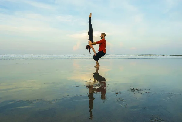 Güzel çöl plajda akroyoga dengesi ve meditasyon egzersiz yapıyor akrobatlar sağlıklı ve çekici uygun çift denge ve uyum poz pratik — Stok fotoğraf