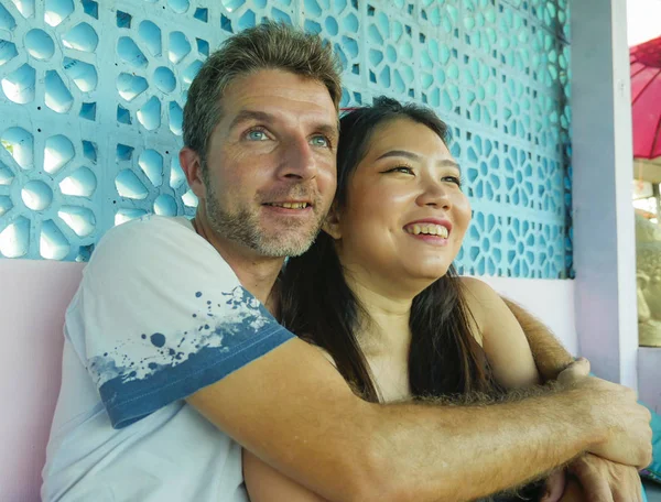 Mladý krásný a šťastný smíšený etnický pár v lásce usměvavý veselý spolu s pohledným bělochem muž a krásná asijská číňanka — Stock fotografie