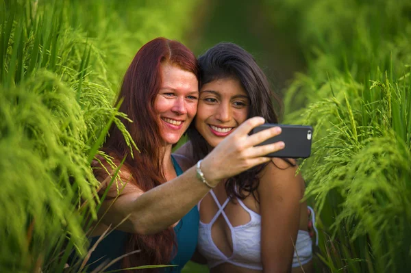 Belas mulheres turísticas levando namoradas selfie junto com telefone celular no campo de arroz natureza paisagem sorrindo desfrutar de férias na diversidade etnia amor — Fotografia de Stock