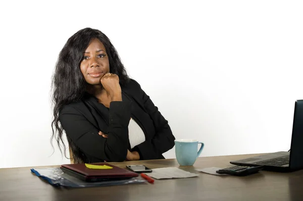 若い美しく自信のある黒人アフリカ系アメリカ人のビジネスマンオフィスのコンピュータデスクで働いている女性の仕事の成功を見ており、リラックス — ストック写真