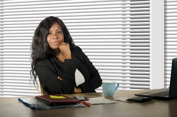 Εταιρικό πορτρέτο της νεαρής όμορφη και σίγουρη μαύρη αφρικανική Αμερικανίδα επιχειρηματίας που εργάζεται στο γραφείο υπολογιστή γραφείου ψάχνει αυταρχική και χαλαρή — Φωτογραφία Αρχείου