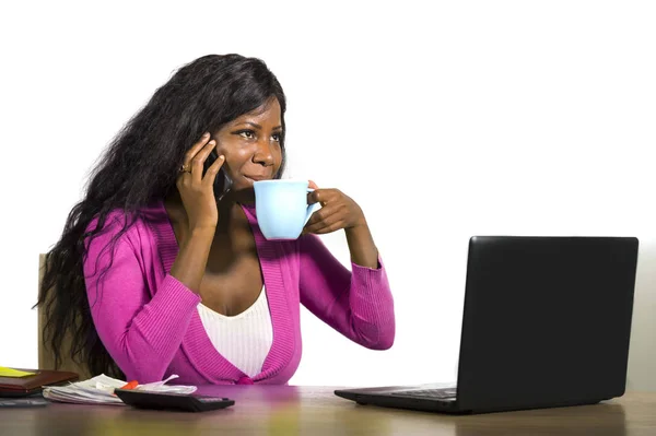 Jeune heureux et attrayant retour afro-américaine femme d'affaires boire du café détendu travailler à la maison bureau parler sur téléphone mobile — Photo