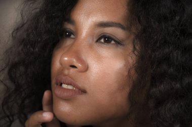 güzellik konsepti nde etkileyici gözleri ile genç güzel ve egzotik karışık etnik latin ve afro Amerikan kadının yakın yüz portresi