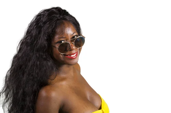 Ritratto di giovane attraente e felice donna afroamericana nera in elegante abito giallo posa fresco sorridente allegro e sicuro isolato su sfondo bianco — Foto Stock