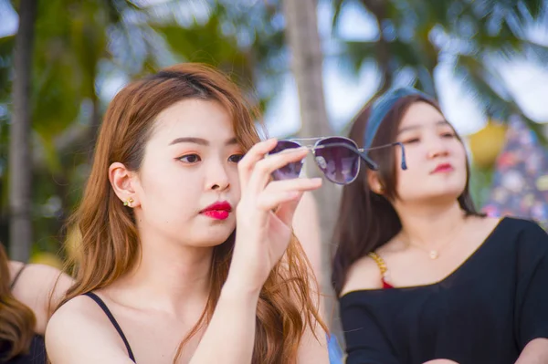 Retrato de estilo de vida natural de grupo de jovens atraente e alegre estudante Asiático Chinês mulheres apreciando namoradas viagem juntos na praia tropical resort relaxado e feliz — Fotografia de Stock