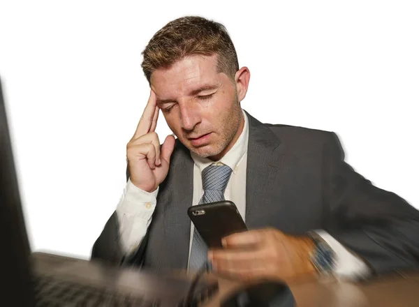 Junger gestresster Geschäftsmann in Anzug und Krawatte arbeitet überfordert am Schreibtisch seines Bürolaptops und leidet unter Kopfschmerzen Ursache von Arbeitsstress isoliert — Stockfoto