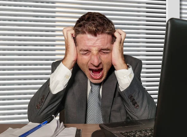 Jeune homme d'affaires stressé et submergé en costume et cravate désespérée travaillant au bureau ordinateur portable bureau hurlant fou souffrant problème de stress — Photo