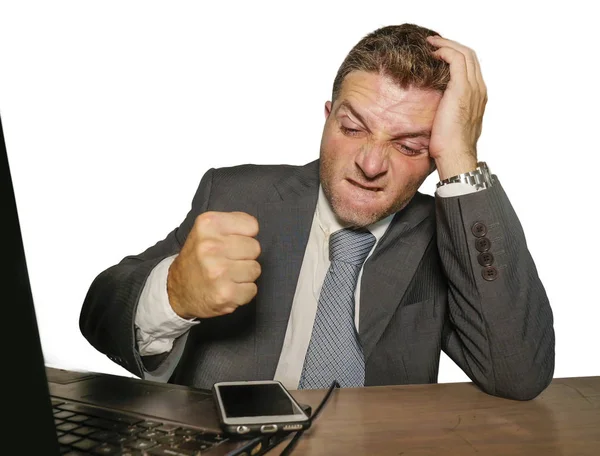 Üzgün ve takım elbise li işadamı ve kravat ofis dizüstü bilgisayar masasında çalışan cep telefonu yumruklama mali iş sorunu stres acı — Stok fotoğraf