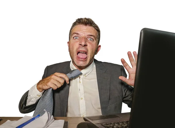 Засмучений і перевантажений бізнесмен в костюмі і краватка працює на офісному столі комп'ютера кричить відчайдушний страждаючий стрес у фінансовій проблемі бізнесу — стокове фото