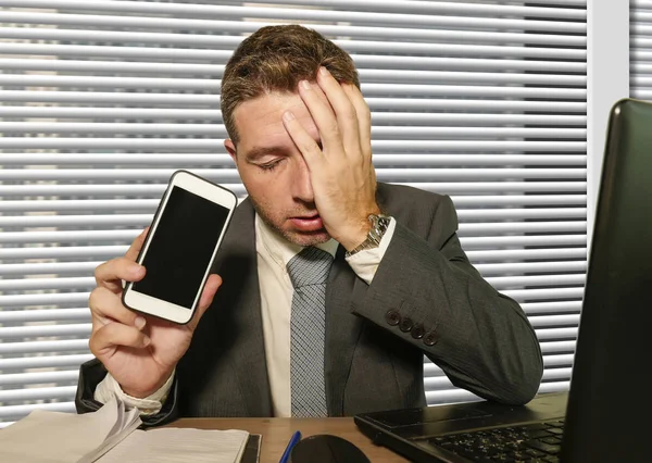 Stressad och överväldigad affärsman i kostym och slips arbetar på kontoret laptop dator skrivbord känsla desperat och upprörd i finansiella företag stress lidande problem — Stockfoto