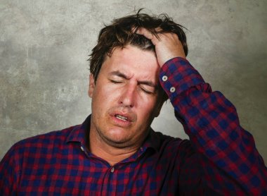 deli stres ve sinirli yüz ifadesi grunge arka plan üzerinde izole sorun olan kamera bakarak elleri ile baş tutan stresli beyaz adam