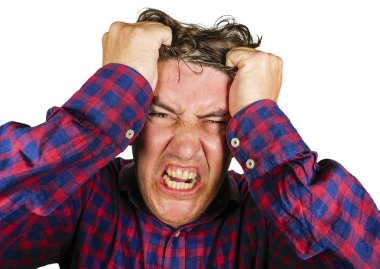  stresli ve bunalmış adam çığlık ve deli stres ve sinirli yüz ifadesi kamera sorunlu izole beyaz arka plan sahip bakarak saç çekerek