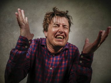 genç umutsuz dramatik izole portre ve stresli adam anksiyete krizi ve depresyon sorunu acı sinirli duygu kızgın ve üzgün çığlık