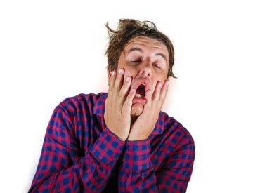 30'lar veya 40'lı umutsuz izole portre ve stresli beyaz adam deli endişeli ve sinirli acı anksiyete krizi ve stres sorunu boşa yüz ifadesi hareket