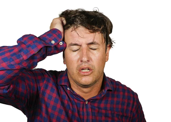 Stressad och överväldigad 30s eller 40s vit man håller huvudet med händerna i galen stress och frustrerad ansiktsuttryck ser till kameran lidande problem — Stockfoto