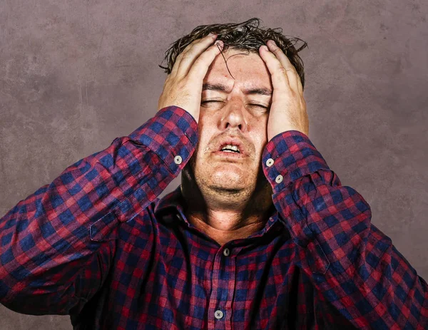 Gestresster weißer Mann, der den Kopf mit Händen in verrücktem Stress und frustriertem Gesichtsausdruck hält und in die Kamera schaut, wo er ein Problem isoliert auf Grunge-Hintergrund hat — Stockfoto