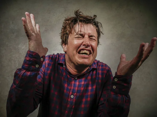 Portrait isolé dramatique de jeune homme désespéré et stressé souffrant de crise d'anxiété et de dépression problème crier frustré sentiment de colère et de bouleversement — Photo