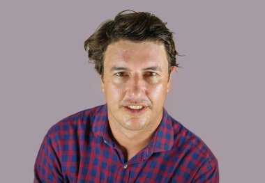 genç mutlu ve başarılı bir adamın taze doğal portresi yan tarafta gülümseyerek emin ve neşeli görünümlü güvenilir ve güvenilir erkek pozitif yüz ifadesi