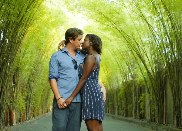 Tendre mixte ethnie couple câlins à l'extérieur avec attrayant noir afro américain femme et beau petit ami caucasien ou mari dans fond romantique — Photo