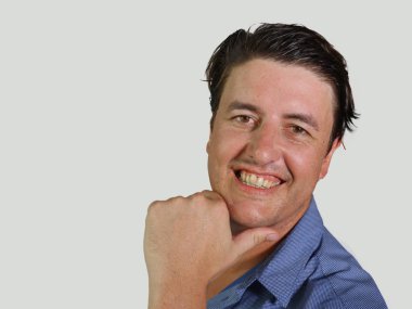 genç çekici ve kendine güvenen girişimci adam izole portre rahat gömlek mutlu ve olumlu iş başarısı kameraya bakarak gülümseyerek