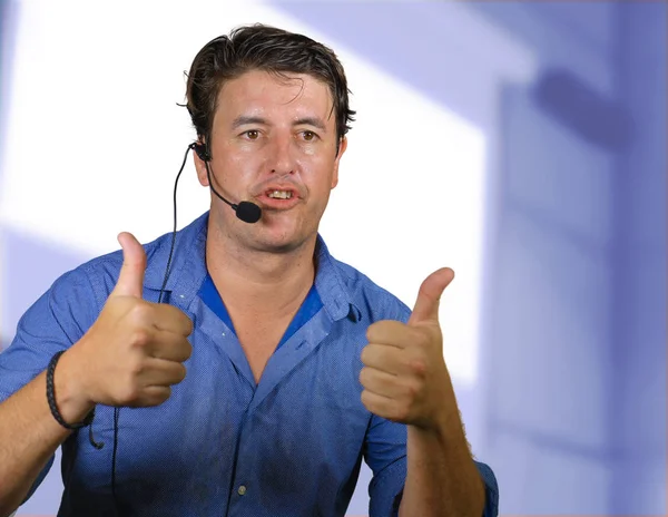 Homem de sucesso trabalhando como orador motivacional e treinador de gestão de negócios conversando com o público na sala de conferências usando microfone headset na tela do projetor bg — Fotografia de Stock