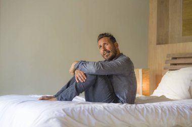 genç çekici ezilmiş ve depresif adam endişeli ve sinirli acı depresyon krizi iş veya boşanma sorunu ateş yatakta oturan portresi 