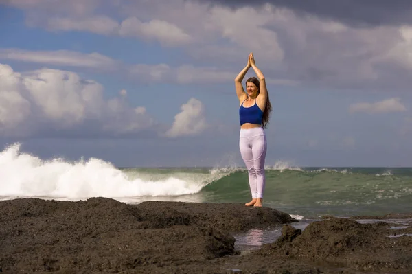 Natürliches Porträt einer jungen attraktiven und glücklichen Frau mit rotem Haar, die Meditation und Entspannung praktiziert, Yoga Lotusübung sitzend am Strandfelsen auf dem Meeresgrund — Stockfoto