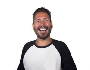 mutlu ve pozitif çekici 40s adam mavi gözleri ve sakal gülümseyen mutlu ve neşeli rahat sportif tshirt beyaz arka plan büyüleyici gülüyor izole giyen