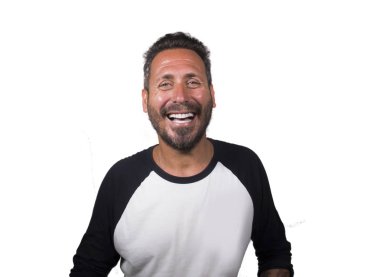 mutlu ve pozitif çekici 40s adam mavi gözleri ve sakal gülümseyen mutlu ve neşeli rahat sportif tshirt beyaz arka plan büyüleyici gülüyor izole giyen