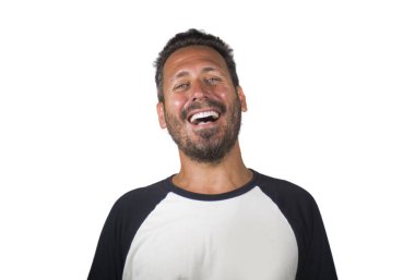 mutlu ve pozitif çekici 40s adam mavi gözleri ve sakal gülümseyen mutlu ve neşeli rahat sportif tshirt beyaz arka plan büyüleyici gülüyor izole giyen