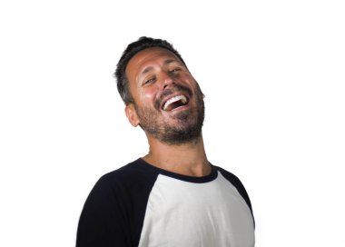 mutlu ve pozitif çekici 40s adam mavi gözleri ve sakal gülümseyen mutlu ve neşeli rahat sportif tshirt beyaz arka plan büyüleyici gülüyor izole giyen