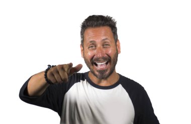 mutlu ve pozitif çekici 40s adam mavi gözleri ve sakal gülümseyen mutlu ve neşeli beyaz arka plan gesturing serin izole rahat sportif t-shirt giyiyor