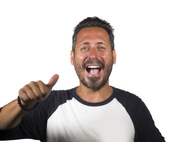 mutlu ve pozitif çekici 40s adam mavi gözleri ve sakal gülümseyen mutlu ve neşeli rahat sportif tshirt beyaz arka plan büyüleyici gülüyor izole giyen