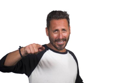 mutlu ve pozitif çekici 40s adam mavi gözleri ve sakal gülümseyen mutlu ve neşeli beyaz arka plan gesturing serin izole rahat sportif t-shirt giyiyor