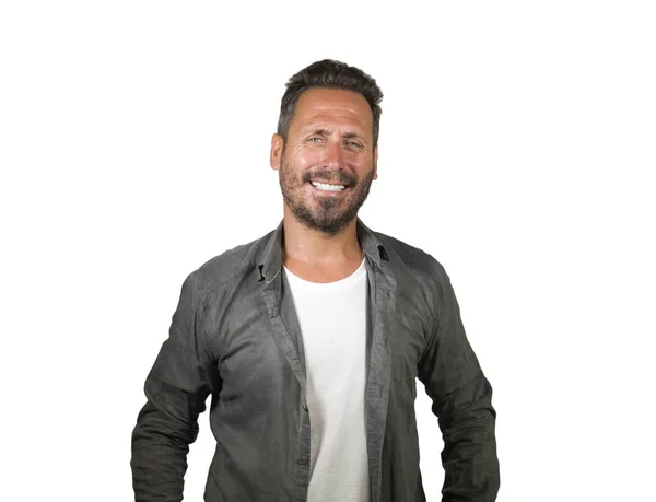 Joven hombre de 40 años feliz y guapo con ojos azules y barba en camisa casual posando en actitud fresca sonriendo alegre y seguro aislado en fondo blanco estudio — Foto de Stock