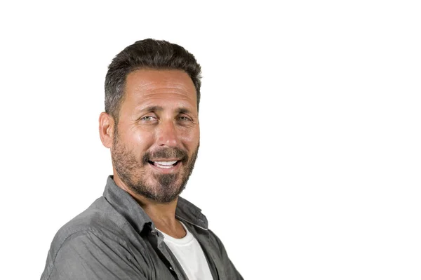 Joven hombre de 40 años feliz y guapo con ojos azules y barba en camisa casual posando en actitud fresca sonriendo alegre y seguro aislado en fondo blanco estudio — Foto de Stock