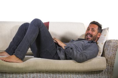 evde dizüstü bilgisayar kullanarak çalışan genç yakışıklı ve başarılı serbest çalışan adam doğal yaşam tarzı portre yaşayan kanepe ağ rahat yalan