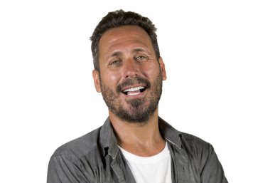  beyaz stüdyo arka plan üzerinde izole neşeli ve kendinden emin gülümseyen serin tutum poz rahat gömlek mavi gözlü ve sakallı genç mutlu ve yakışıklı 40s adam