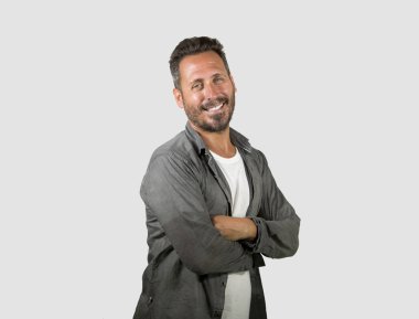 mutlu ve yakışıklı 40s adam mavi gözlü ve rahat gömlek sakallı serin tutum neşeli gülümseyerek poz ve katlanmış kolları ile beyaz stüdyo arka plan üzerinde emin