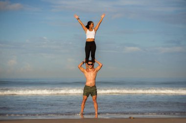 güzel plajda akroyoga dengesi ve meditasyon egzersiz pratik yoga akrobatlar açık yaşam tarzı portre genç çekici ve konsantre çift