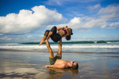 güzel plajda akroyoga dengesi ve meditasyon egzersiz pratik yoga akrobatlar açık yaşam tarzı portre genç çekici ve konsantre çift