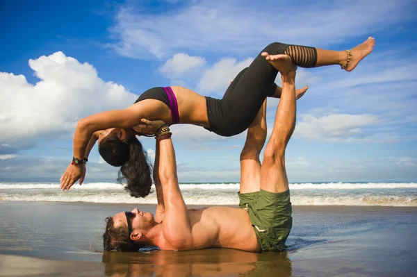 Güzel plajda akroyoga dengesi ve meditasyon egzersiz pratik yoga akrobatlar açık yaşam tarzı portre genç çekici ve konsantre çift — Stok fotoğraf