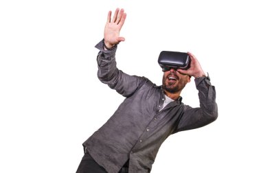 Sanal gerçeklik takan, mutlu ve heyecanlı genç bir adam. Vr gözlükler takıyor. Üç boyutlu illüzyon deneyleri yapıyor.