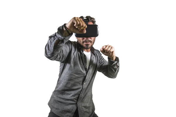 Joven hombre feliz y emocionado vistiendo realidad virtual VR gafas auriculares experimentando 3d ilusión jugando pelea o boxeo videojuego disfrutando de puñetazos aislados en blanco — Foto de Stock